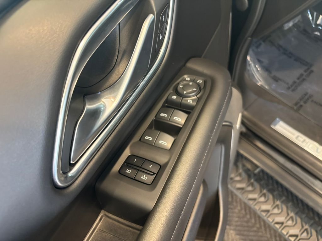 Used 2022 Black Chevrolet Z71 image 14