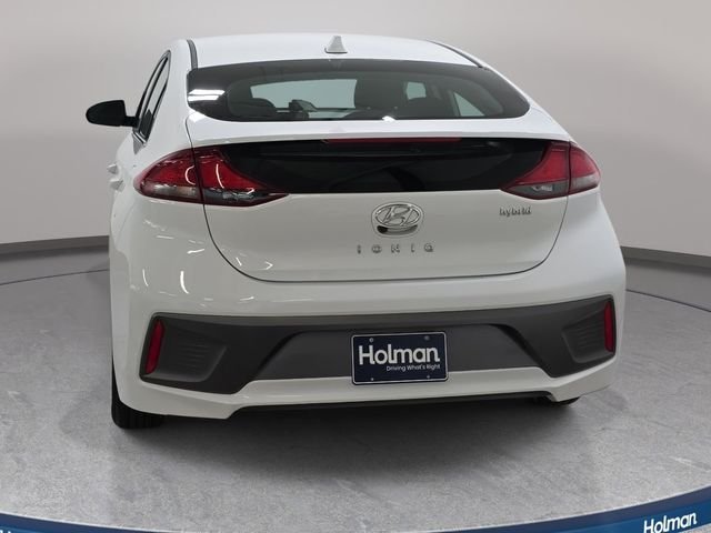 Used 2020 White Hyundai SE image 7