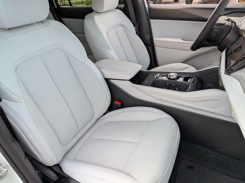 New 2026 Bright White Clear-Coat Exterior Paint Jeep Laredo image 32