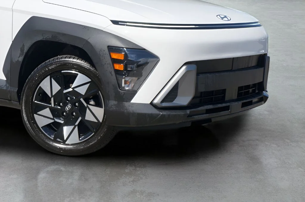 Used 2025 Atlas White Hyundai SEL image 3