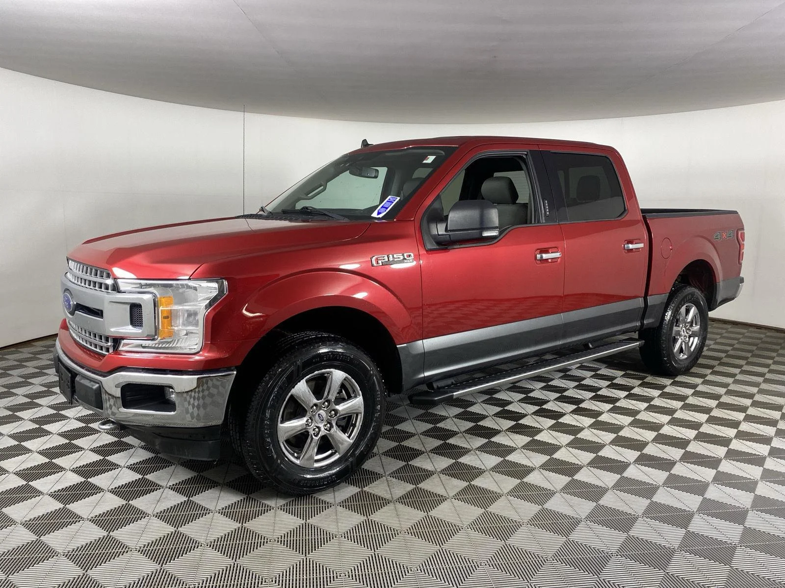 Used 2020 Rapid Red Metallic Tinted Clearcoat/Magnetic Ford XLT image 6