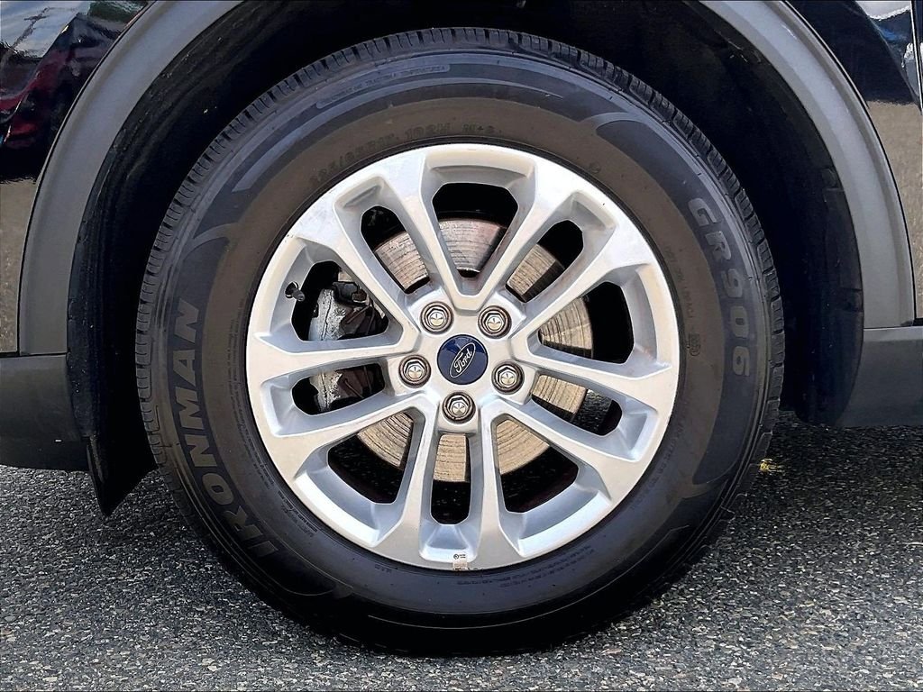Used 2022 Black Ford SE image 7