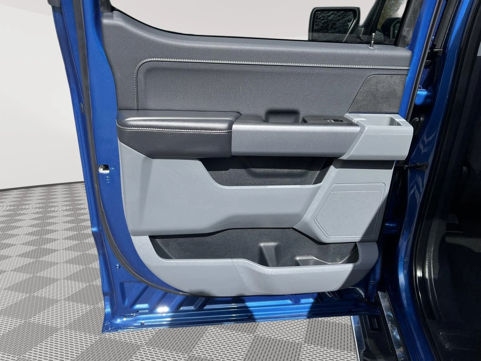 Used 2025 Atlas Blue Ford XLT image 13