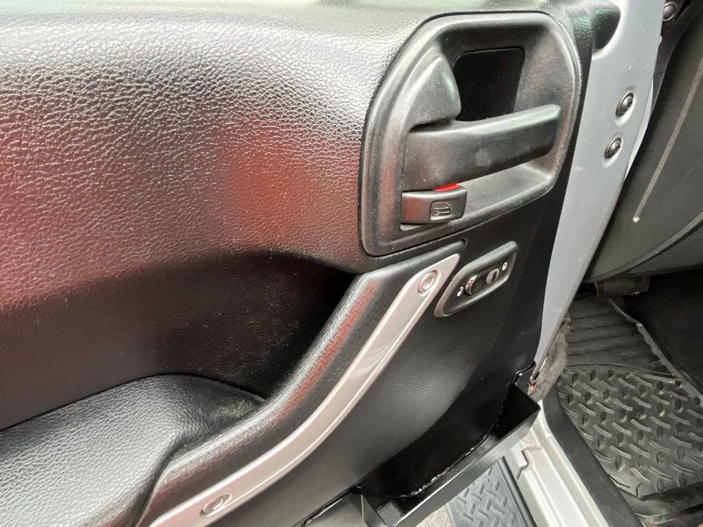 Used 2014 Billet Metallic Clearcoat Jeep Unlimited Sahara image 24