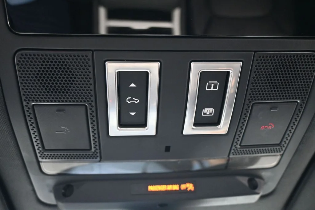 Used 2025 White Land Rover S image 40