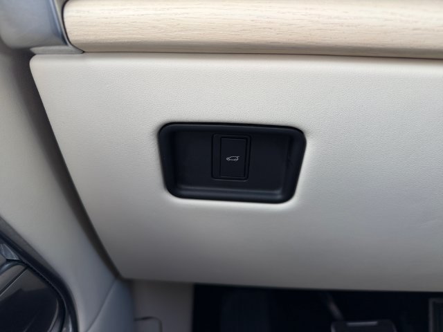 Used 2024 Silver Land Rover SE image 27