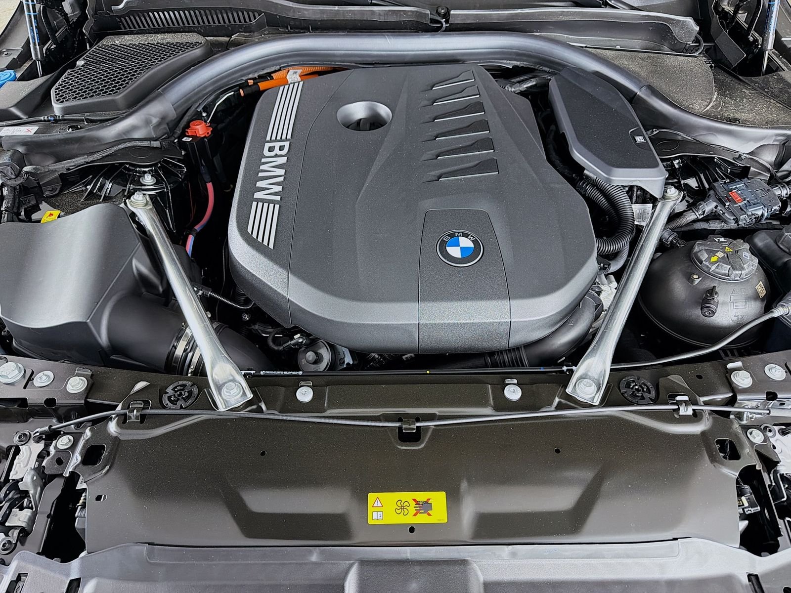 New 2027 Black Sapphire Metallic BMW 550e xDrive image 31