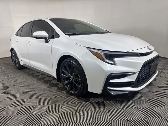 Used 2025 Pearl Toyota SE image 1