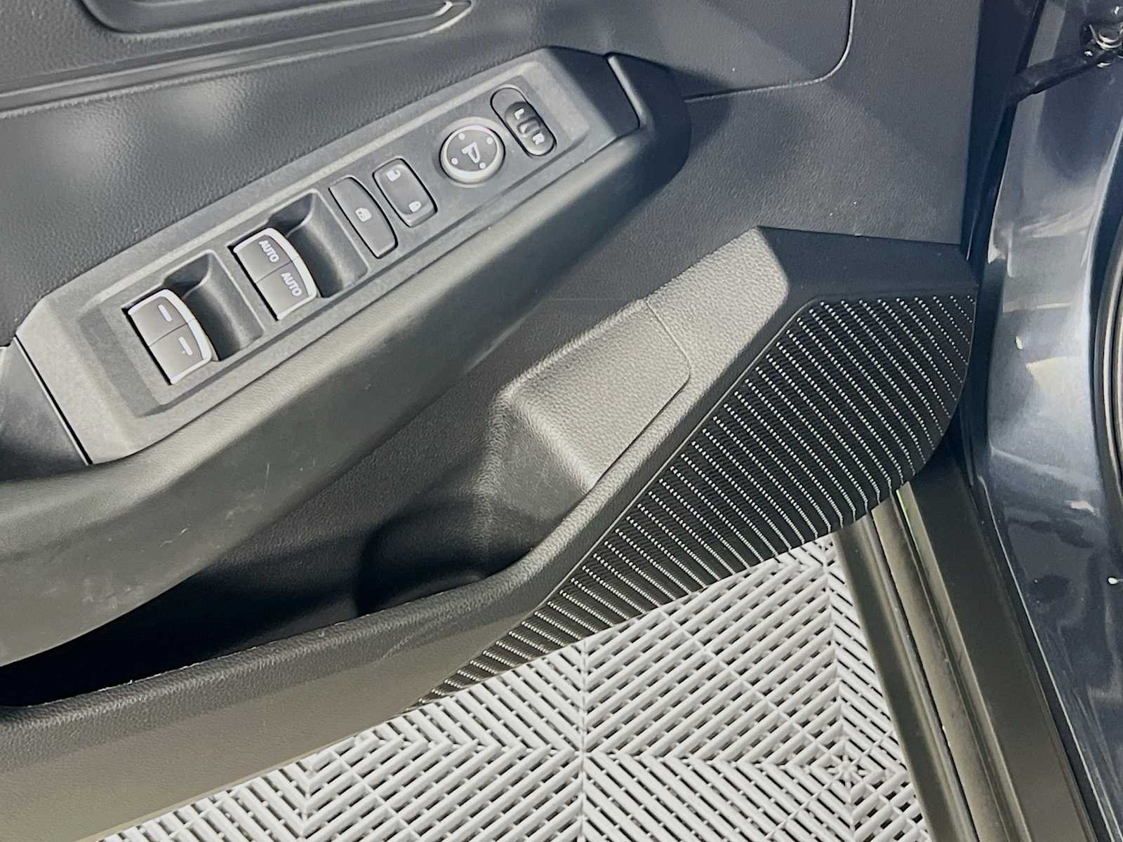 Used 2025 Meteorite Gray Metallic Honda LX image 18