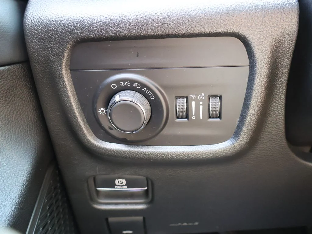 Used 2024 White Jeep Altitude image 30