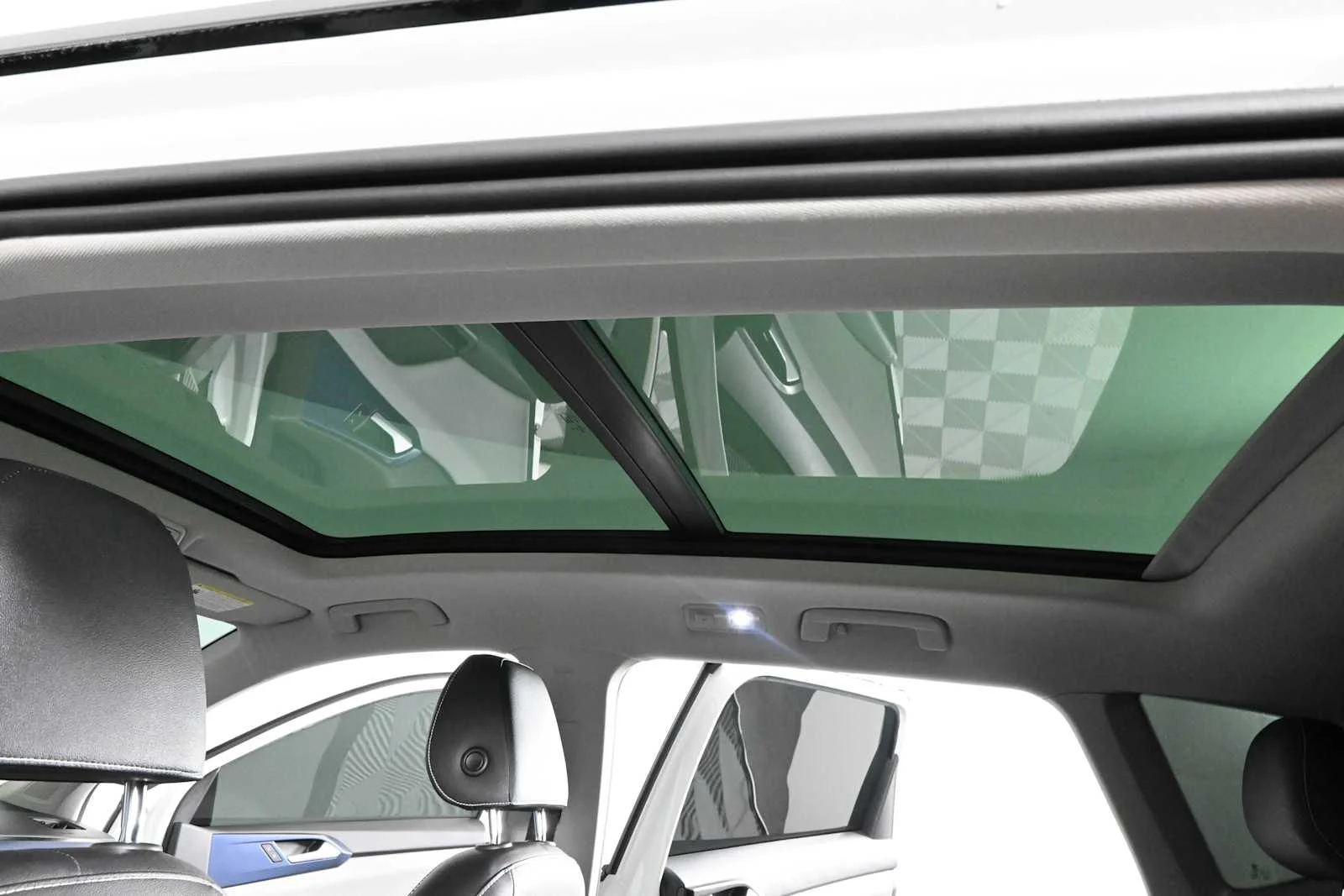 Certified Used 2023 Pure White w/ Black Roof Volkswagen SE image 5