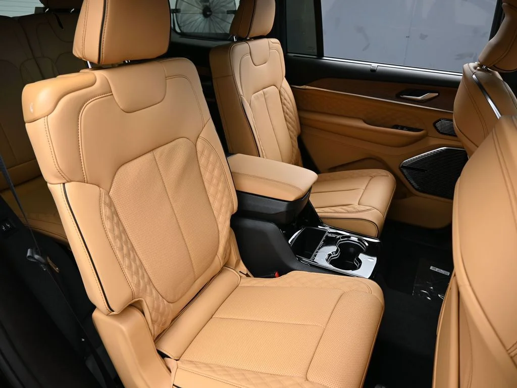 New 2025 Diamond Black Crystal Pearl-Coat Exterior Paint Jeep Summit image 41