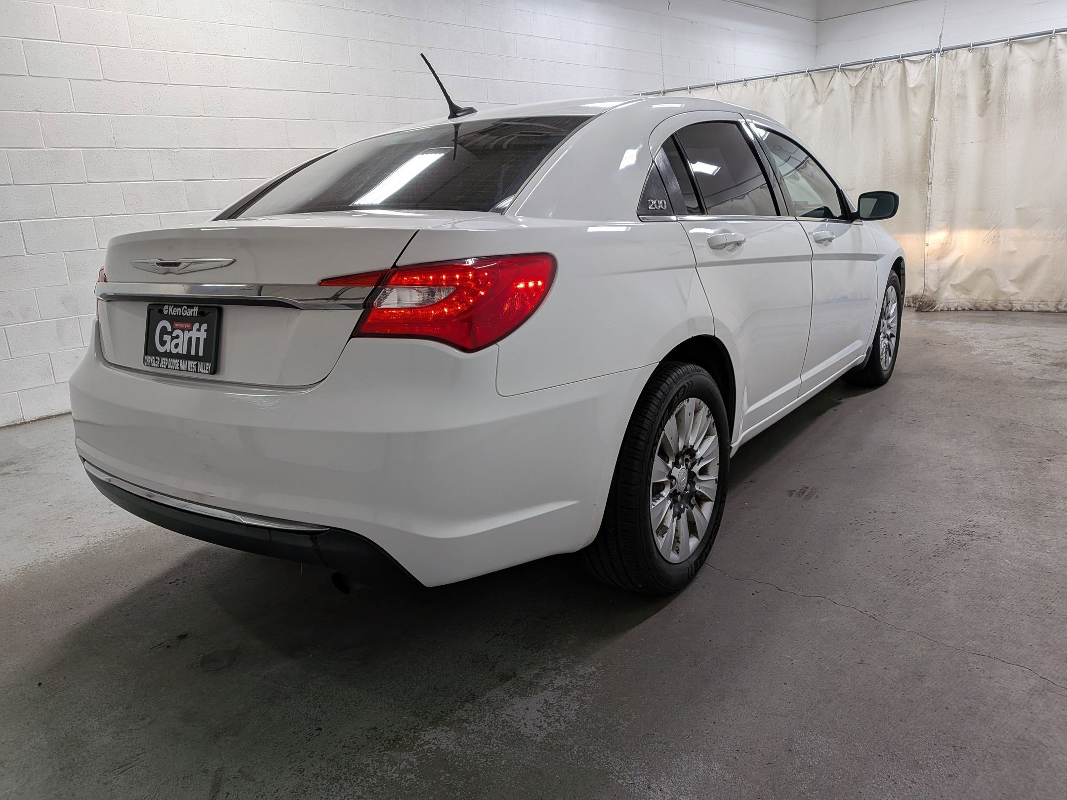 Used 2014 Bright White Clearcoat Chrysler LX image 4