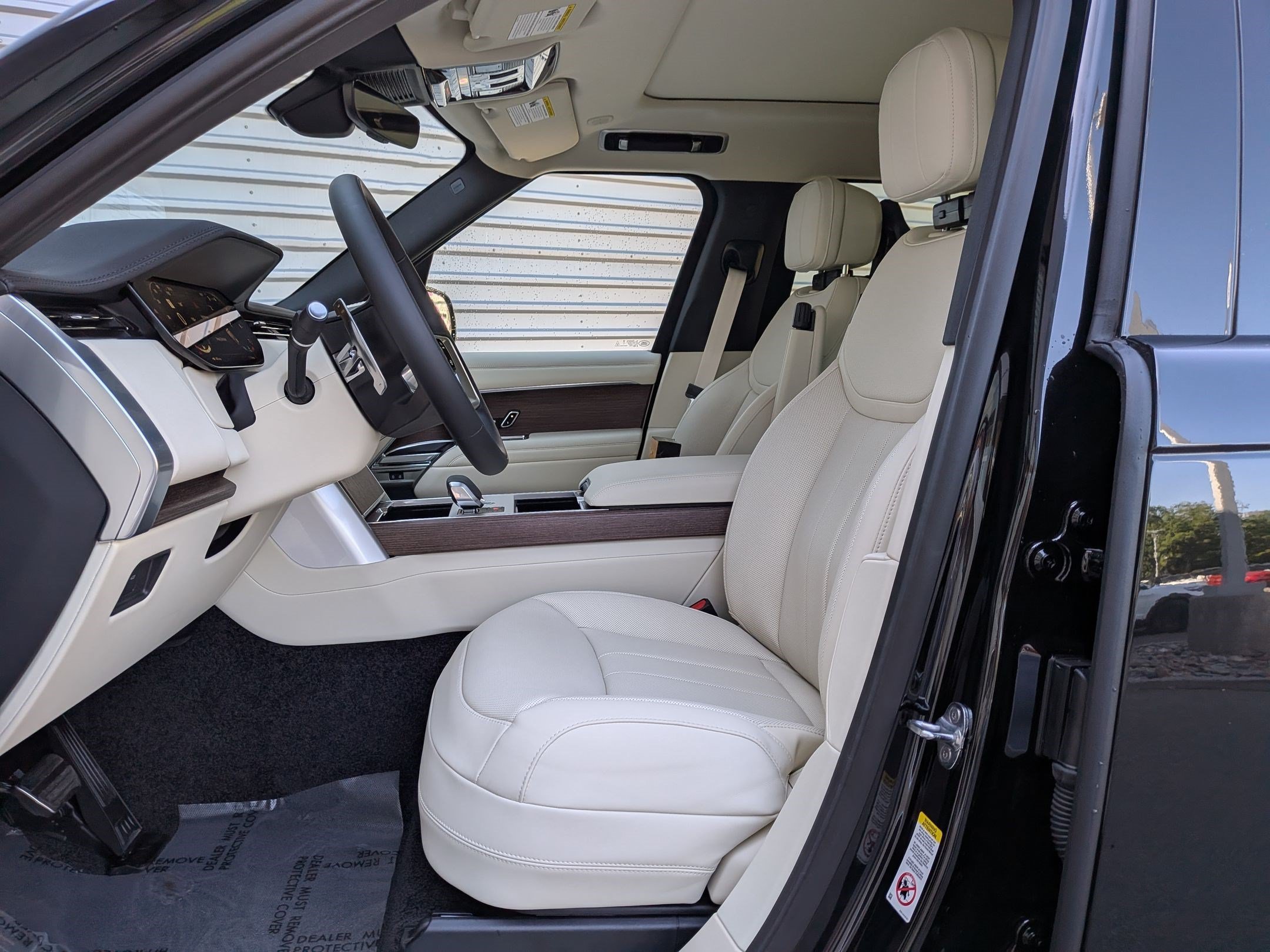 New 2026 Santorini Black Land Rover P400 SE 7 Seat image 24