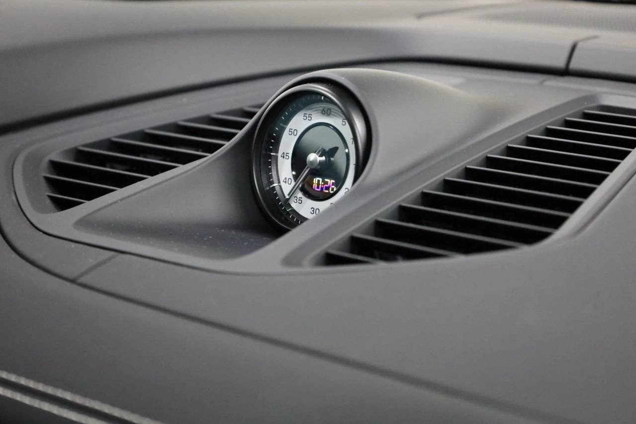 2025 Porsche Macan Turbo Electric - Photo 23