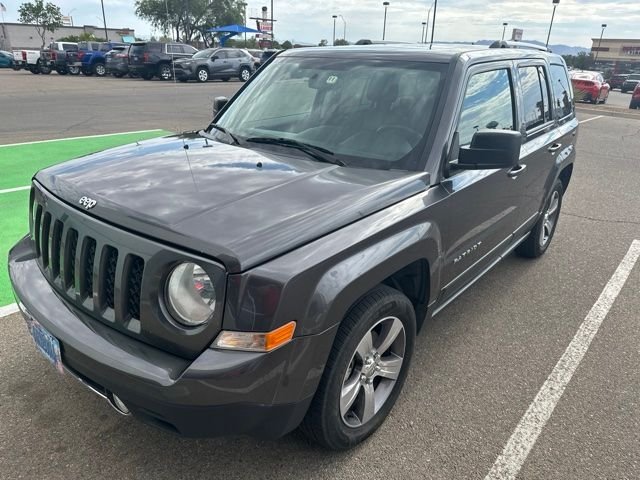 Used 2017 Granite Crystal Clearcoat Metallic Jeep Latitude image 1