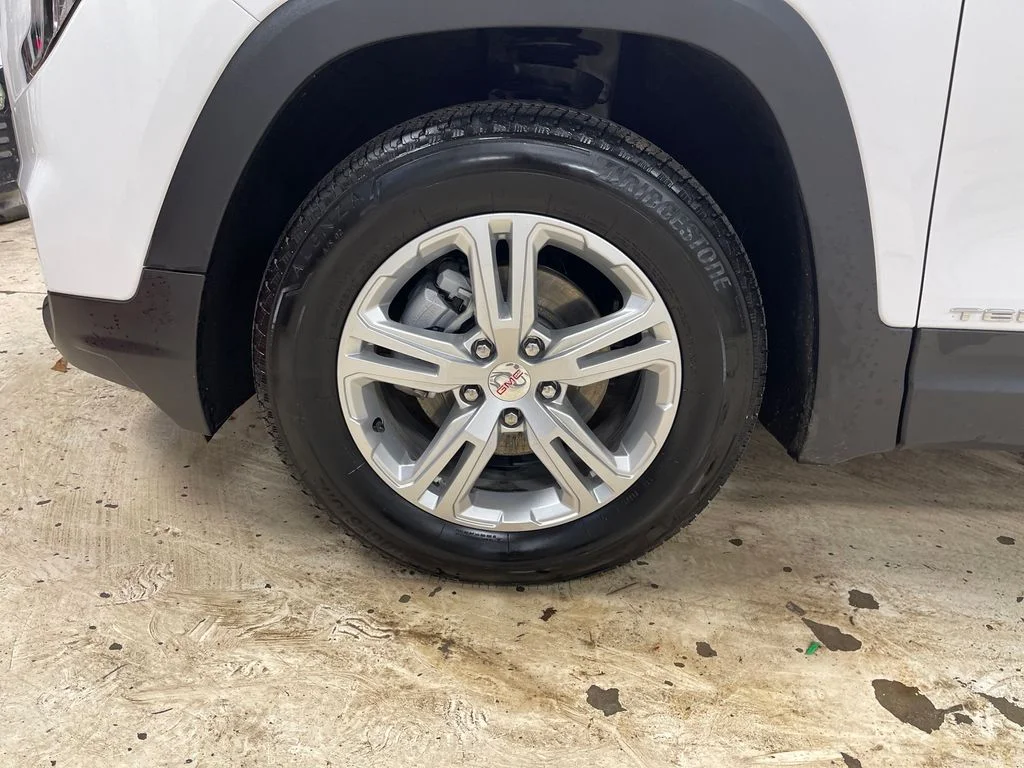 Used 2024 White GMC SLE image 11