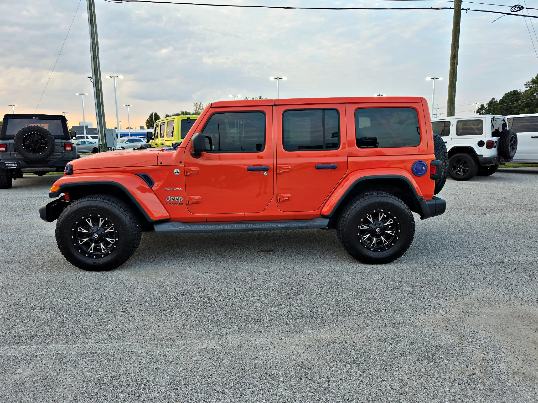 Used 2019 Punkn Metallic Clearcoat Jeep Sahara image 9