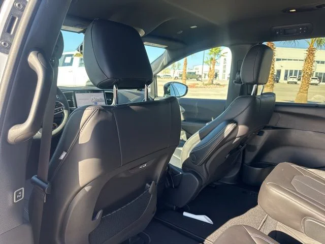 2026 Chrysler Pacifica Select - Photo 13