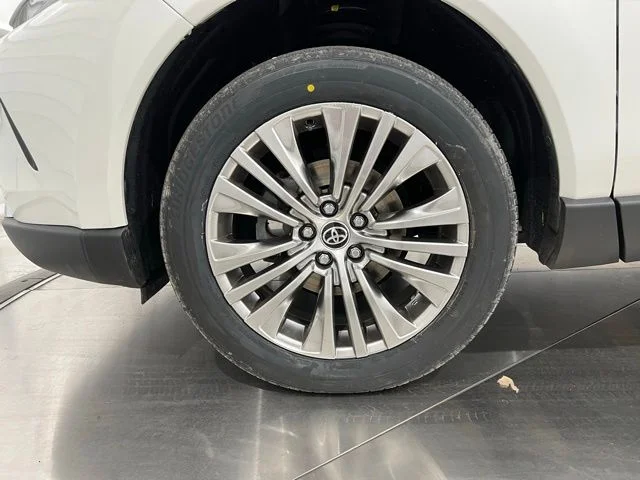 Used 2022 White Toyota XLE image 22