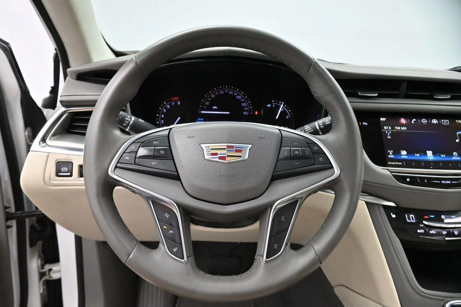 Used 2017 CRYSTAL WHITE TRICOAT Cadillac Luxury FWD image 15