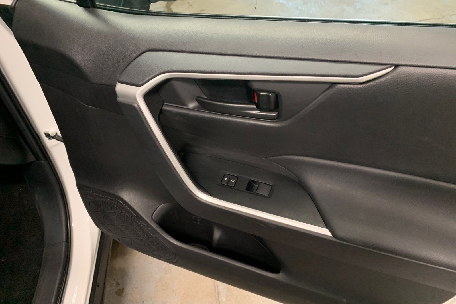Used 2025 White Toyota LE image 21