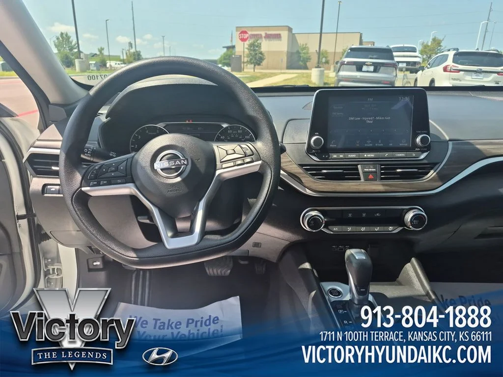 Used 2025 White Nissan 2.5 SV image 12
