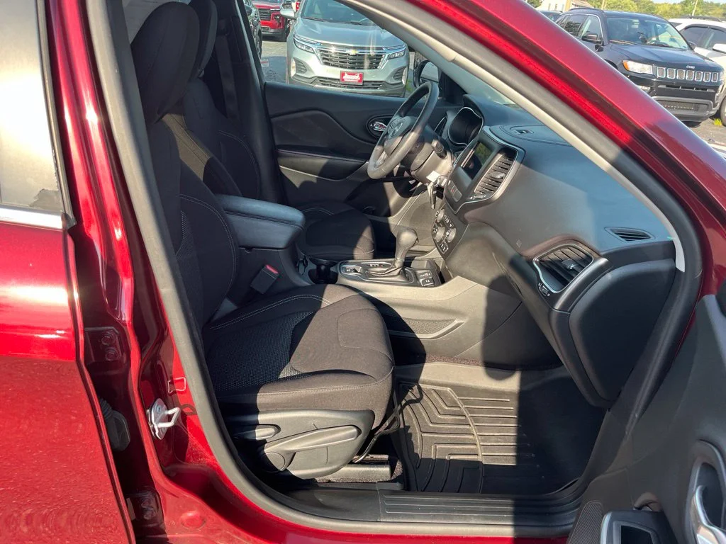 Used 2019 Red Jeep Latitude image 44