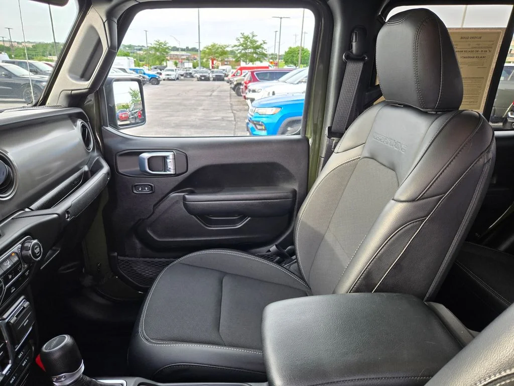 Used 2023 Green Jeep  image 25