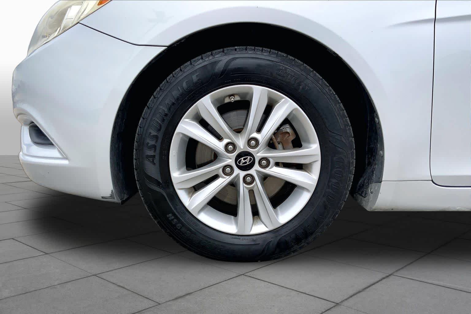 Used 2012 Radiant Silver Hyundai GLS image 11