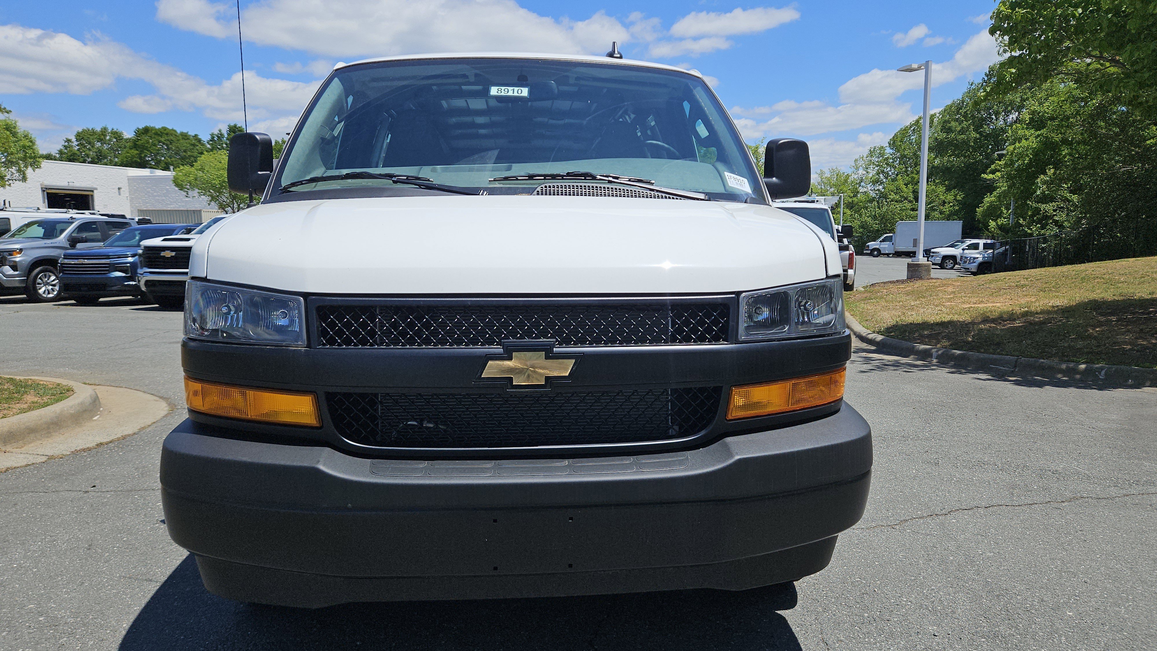 New 2025 Summit White Chevrolet WT image 7