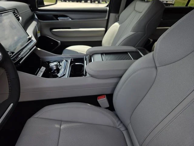 New 2026 Bright White Clear-Coat Exterior Paint Jeep  image 27