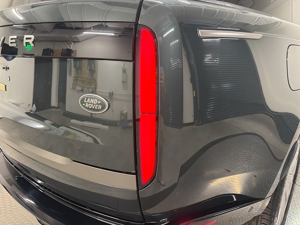 Used 2023 Green Land Rover SE image 33