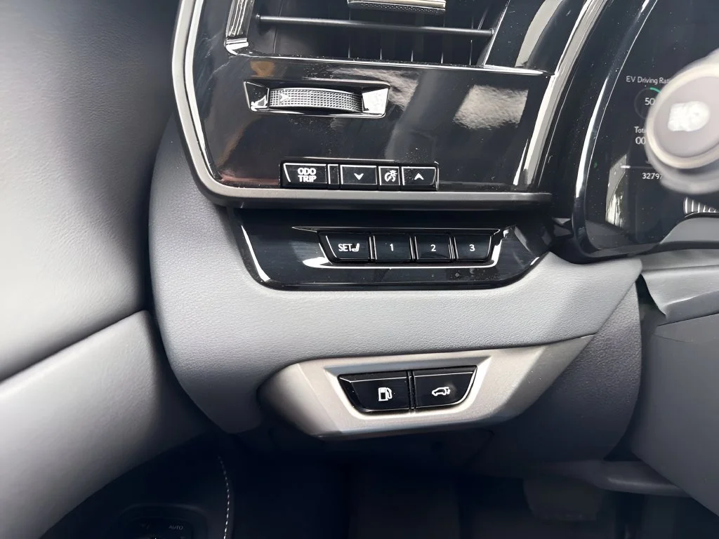 Used 2025 White Lexus RX 350h image 25