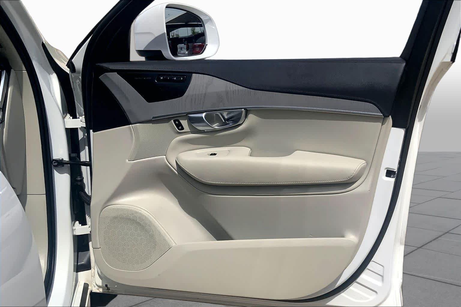 Used 2025 WHITE Volvo Ultra image 22
