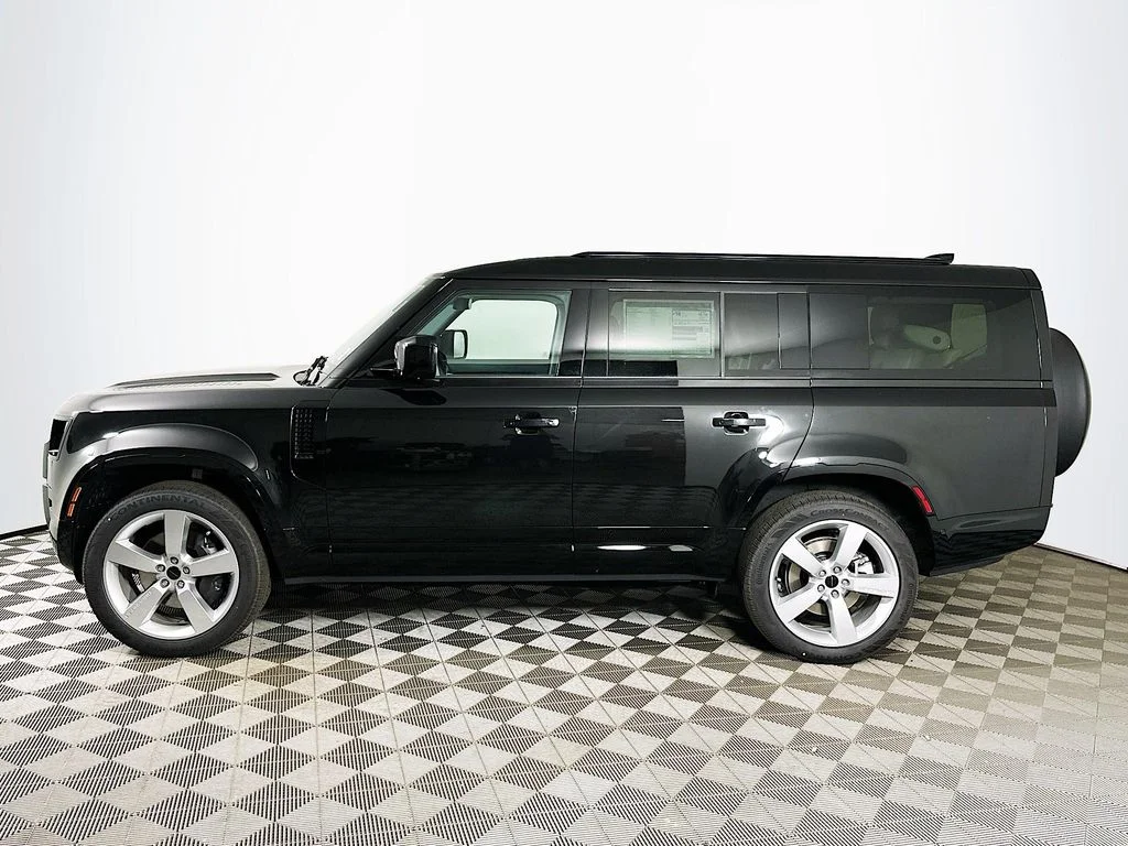 New 2026 Santorini Black Land Rover X-Dynamic SE image 7