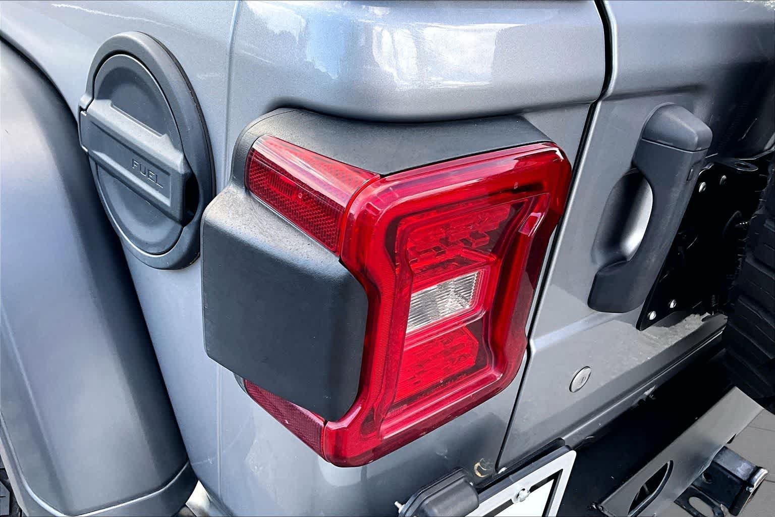 Used 2018 Billet Silver Metallic Clearcoat Jeep Rubicon image 27