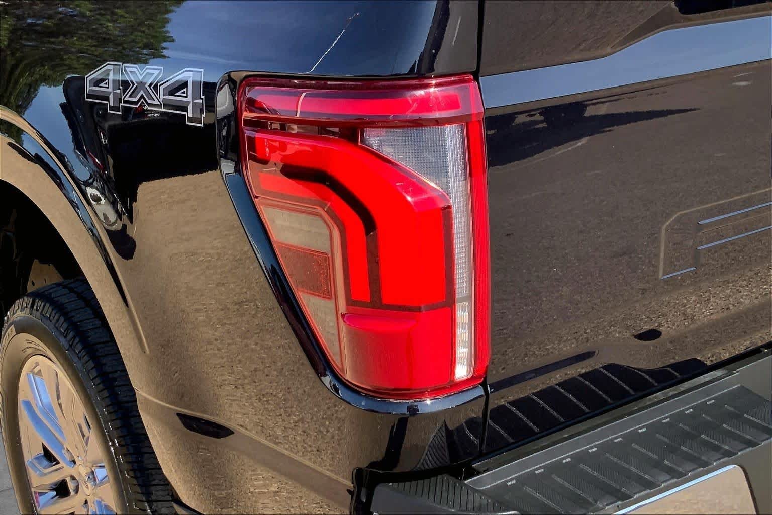 Used 2025 Agate Black Metallic Ford LARIAT image 29