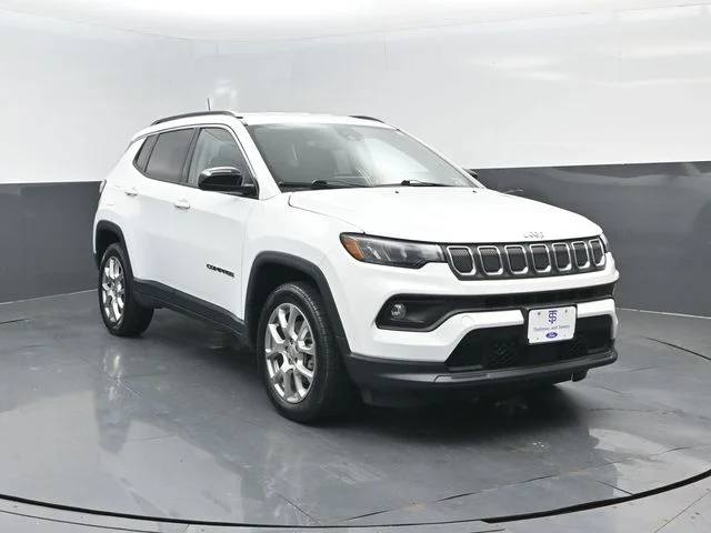 Certified Used 2022 Bright White Clearcoat Jeep Latitude Lux image 2