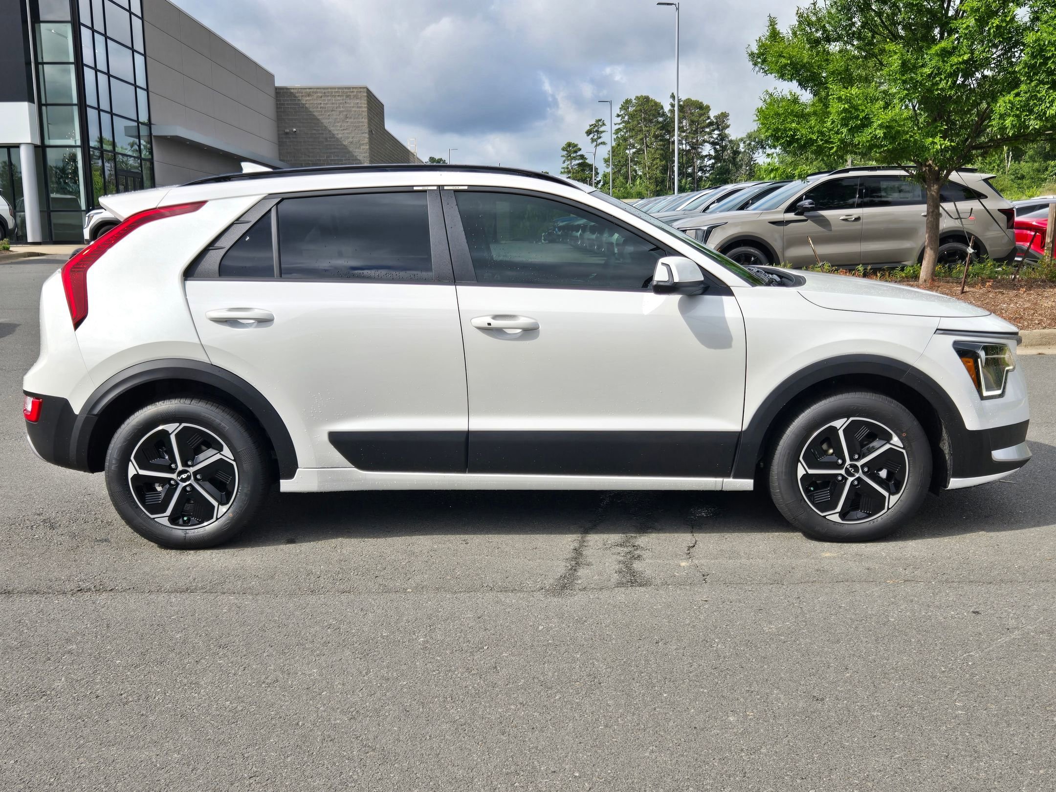 New 2026 Snow White Pearl Kia EX image 8