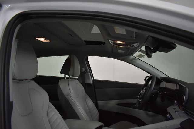 2025 Hyundai Elantra Limited - Photo 16