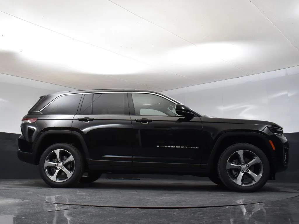 New 2026 Diamond Black Crystal Pearlcoat Jeep Limited image 31
