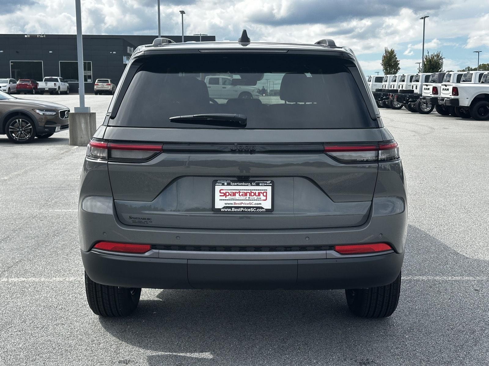 New 2027 Sting-Gray Clear-Coat Paint Jeep Laredo Altitude image 7
