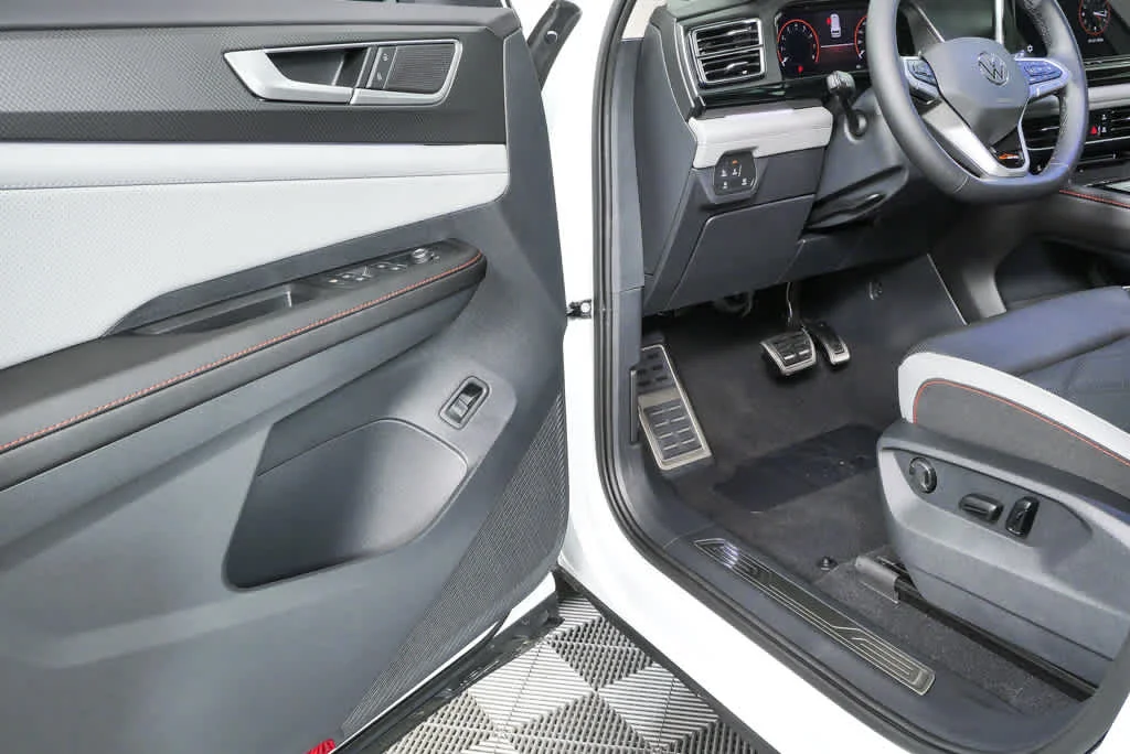 New 2026 Opal White Pearl Volkswagen 2.0T Peak Edition image 7