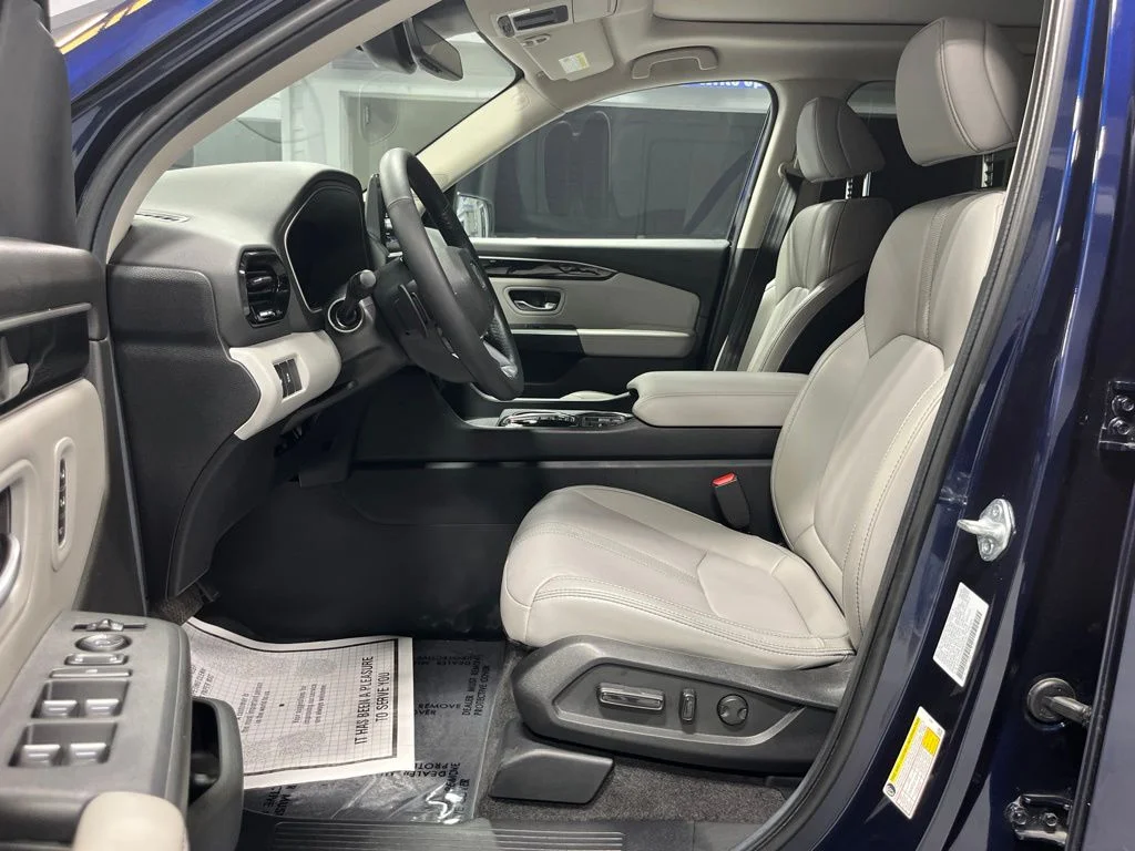 Used 2025 Obsidian Blue Pearl Honda Touring image 11