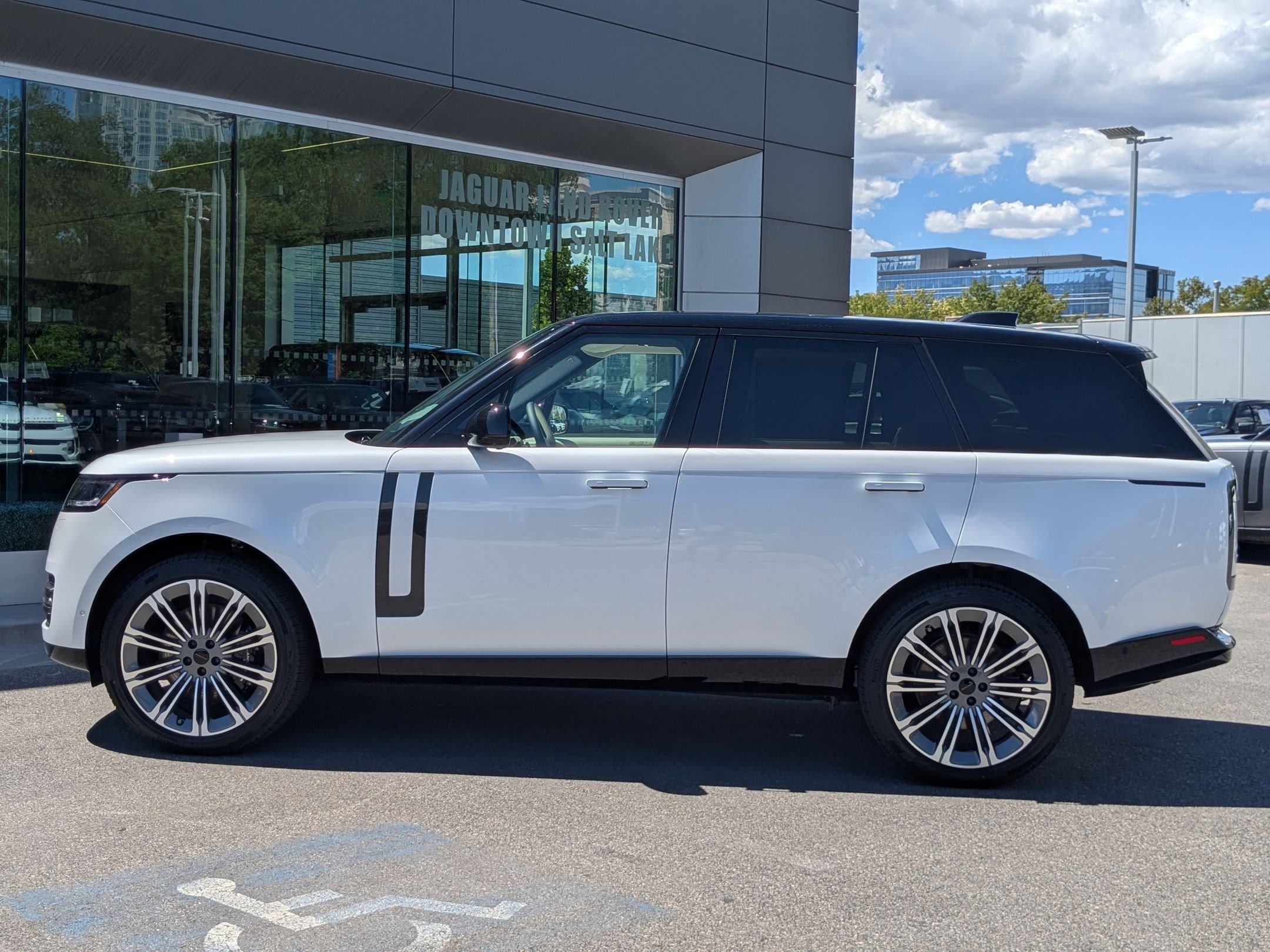 New 2026 Ostuni Pearl White Land Rover P530 SE image 9