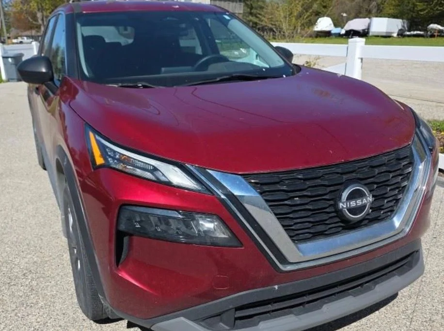 Used 2023 Red Nissan S image 5