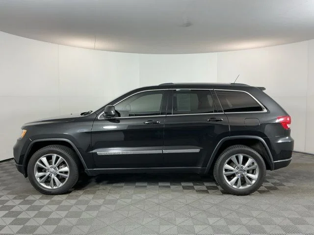 Used 2013 Brilliant Black Crystal Pearl Jeep Laredo image 8
