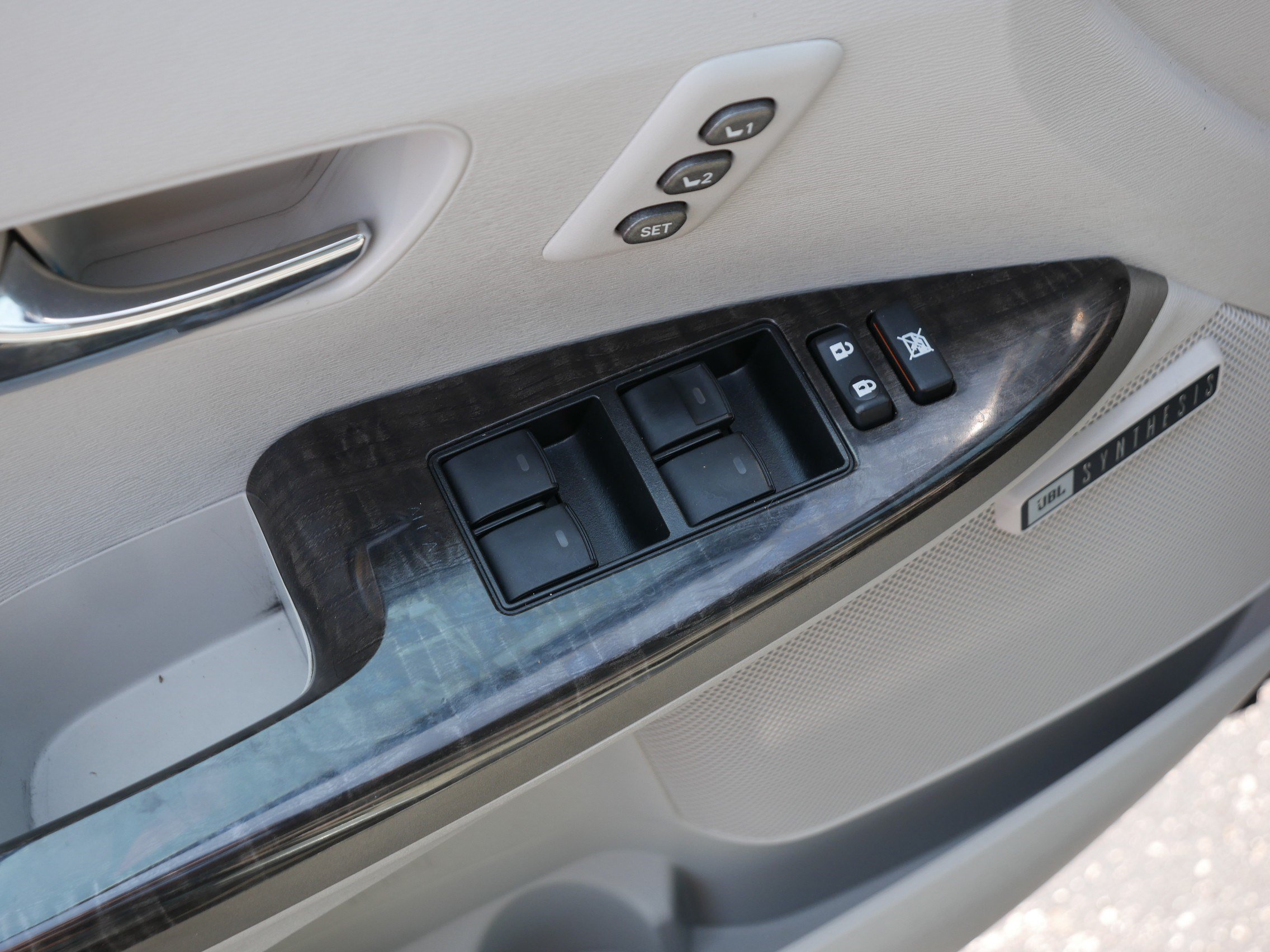 Used 2015 Celestial Silver Metallic Toyota Limited image 19