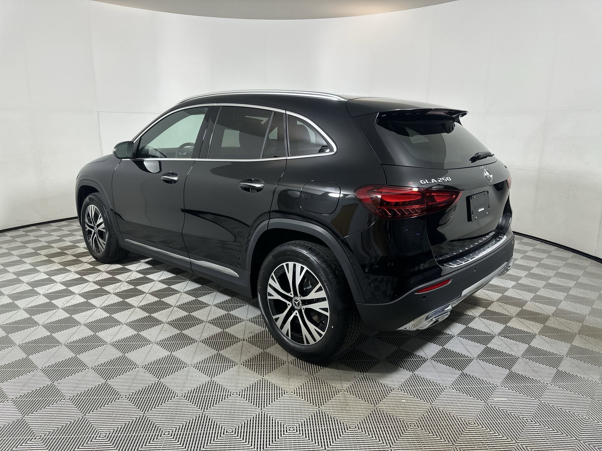 Used 2025 COSMOS BLACK METALLIC Mercedes-Benz GLA 250 image 6